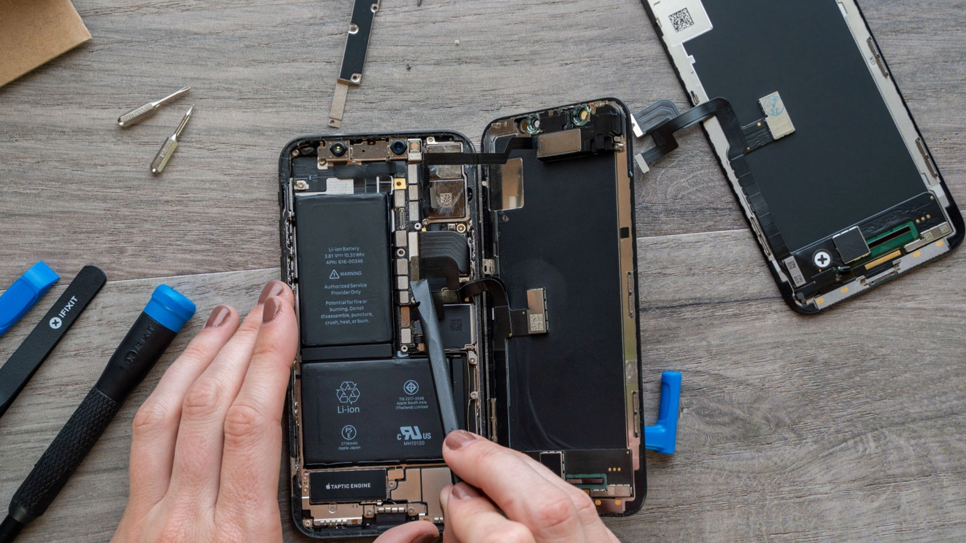 Hỗ trợ thay pin iPhone chính hãng, lắp đặt trực tiếp tại cửa hàng